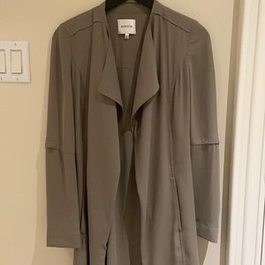 Babaton
Flowy Trench Coat size XXS
Fits XS and XXS